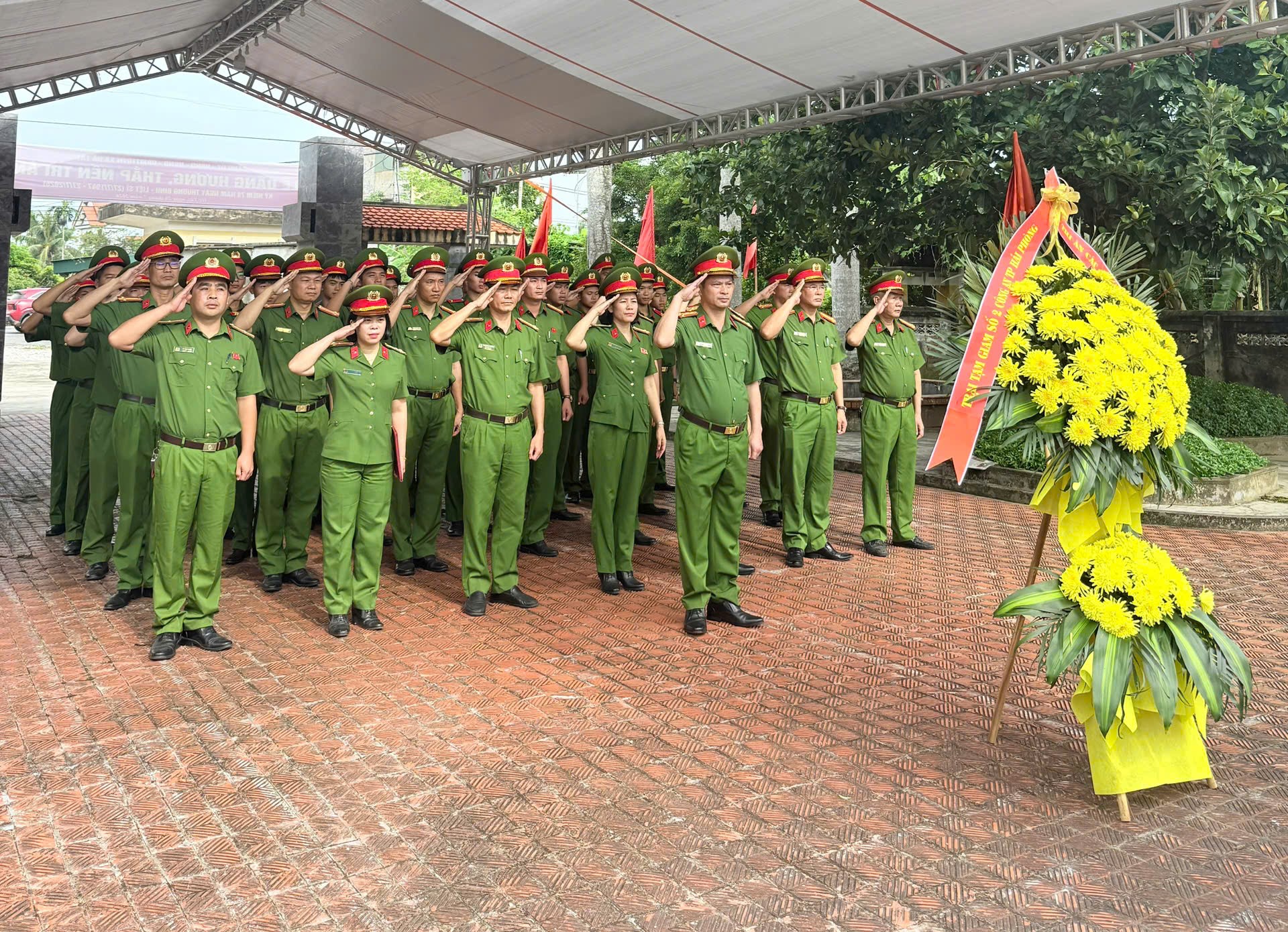 Trại Tạm giam số 2 – CATP: Dâng hương, thắp nến tri ân các anh hùng liệt sĩ